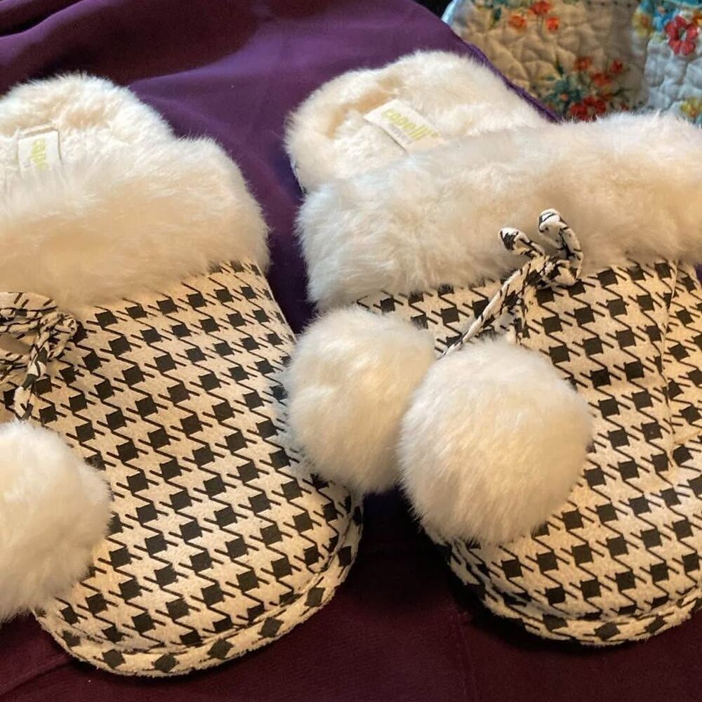 Capellini New York fuzzy slippers size large 8/9 great condition